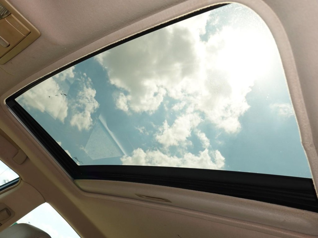 Toyota Avalon Vehicle Full-screen Gallery Image 16