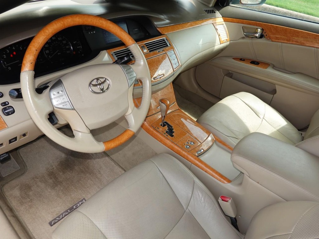 Toyota Avalon Vehicle Full-screen Gallery Image 17