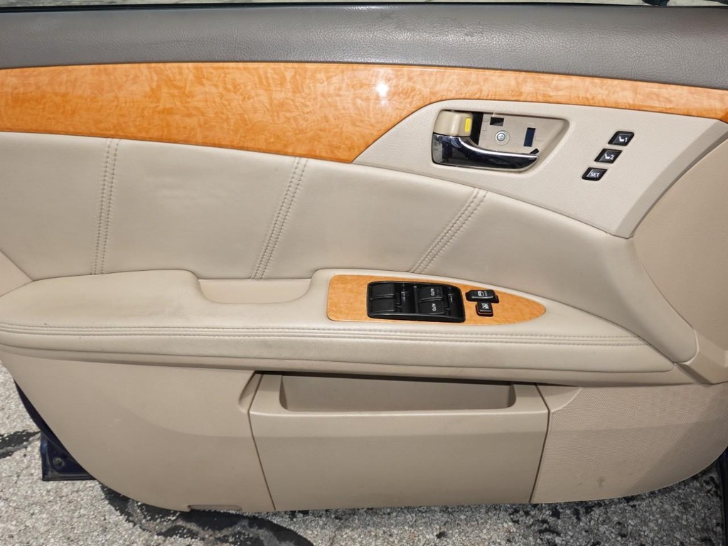 Toyota Avalon Vehicle Full-screen Gallery Image 18
