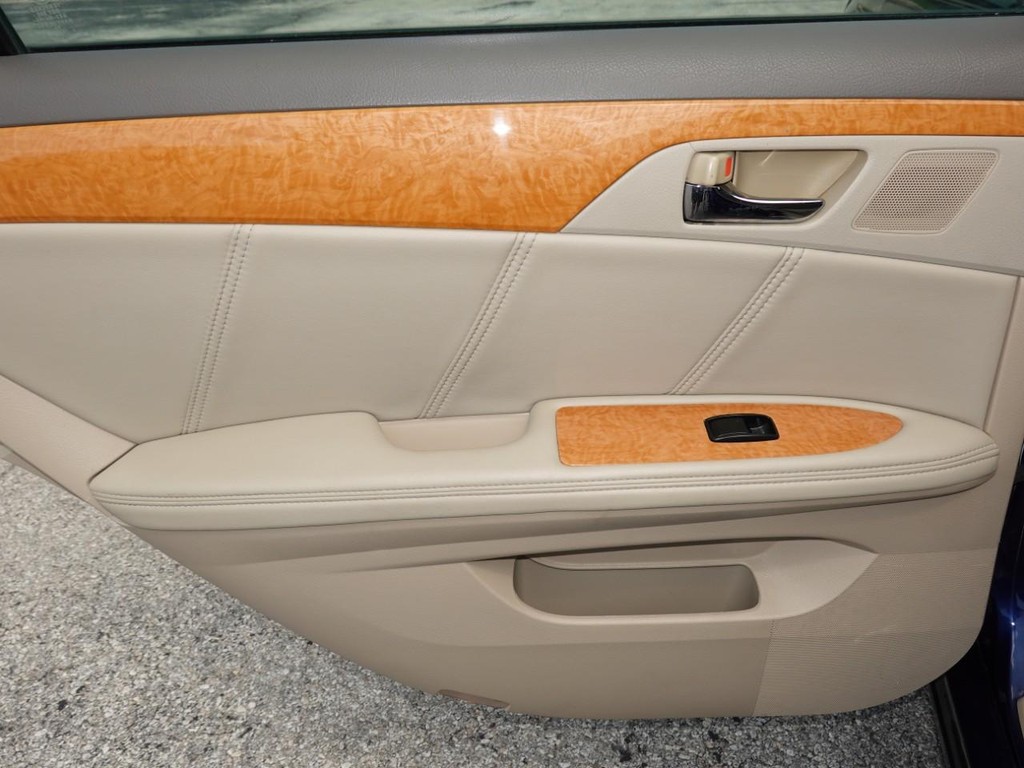 Toyota Avalon Vehicle Full-screen Gallery Image 20