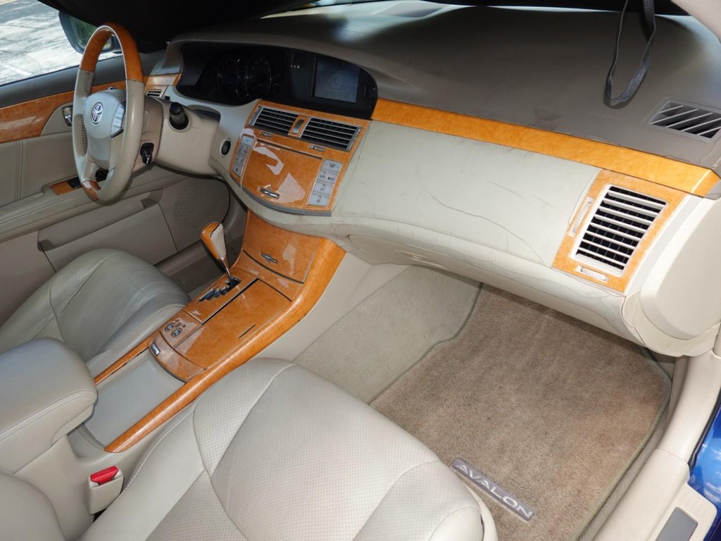 Toyota Avalon Vehicle Full-screen Gallery Image 21