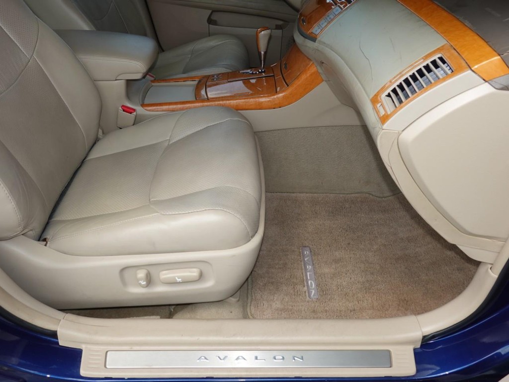 Toyota Avalon Vehicle Full-screen Gallery Image 22