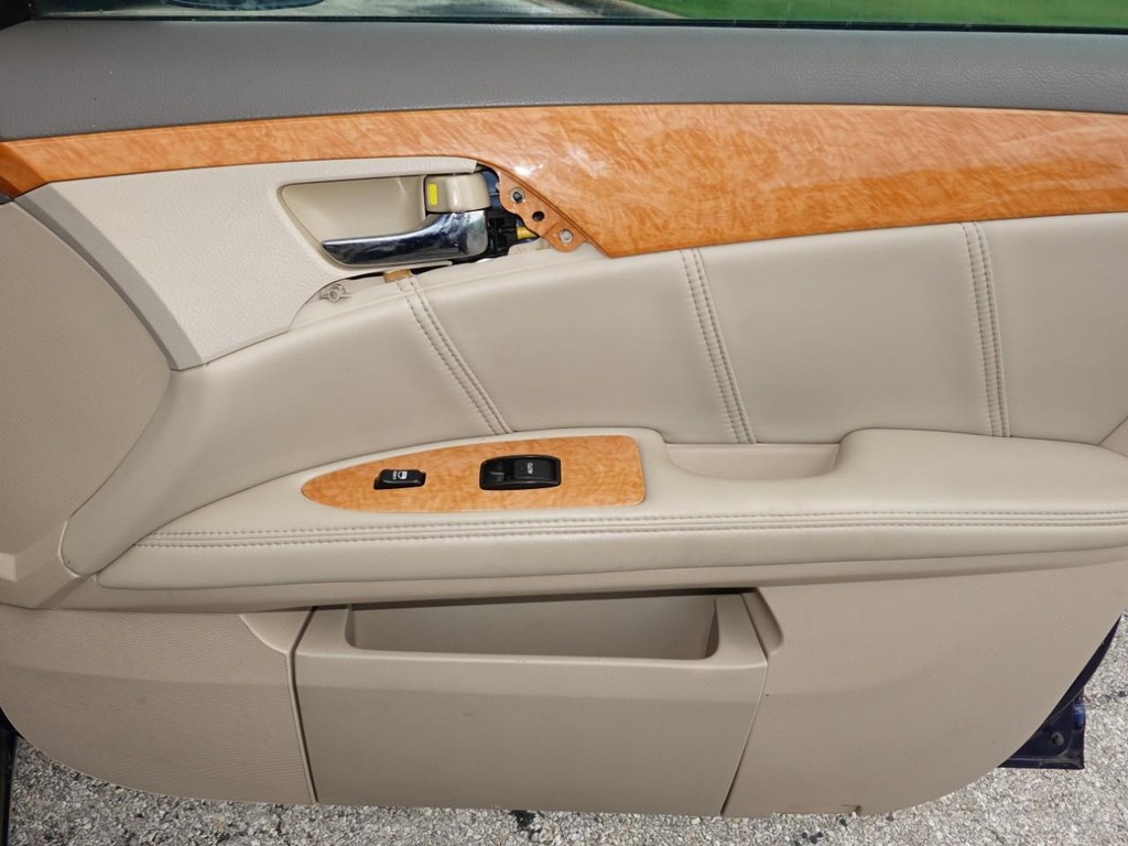 Toyota Avalon Vehicle Full-screen Gallery Image 23