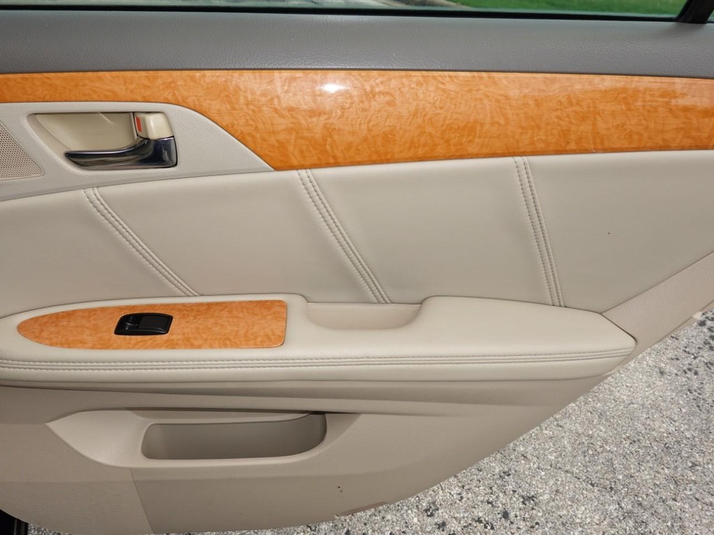 Toyota Avalon Vehicle Full-screen Gallery Image 25