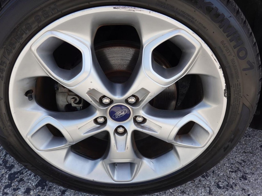 Ford Escape Vehicle Full-screen Gallery Image 09
