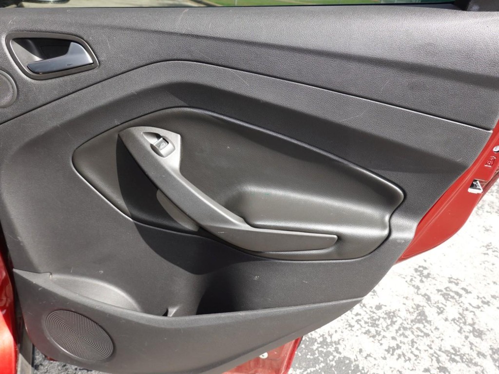 Ford Escape Vehicle Full-screen Gallery Image 24