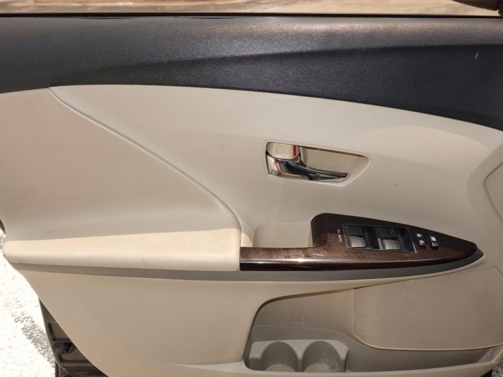 Toyota Venza Vehicle Full-screen Gallery Image 18