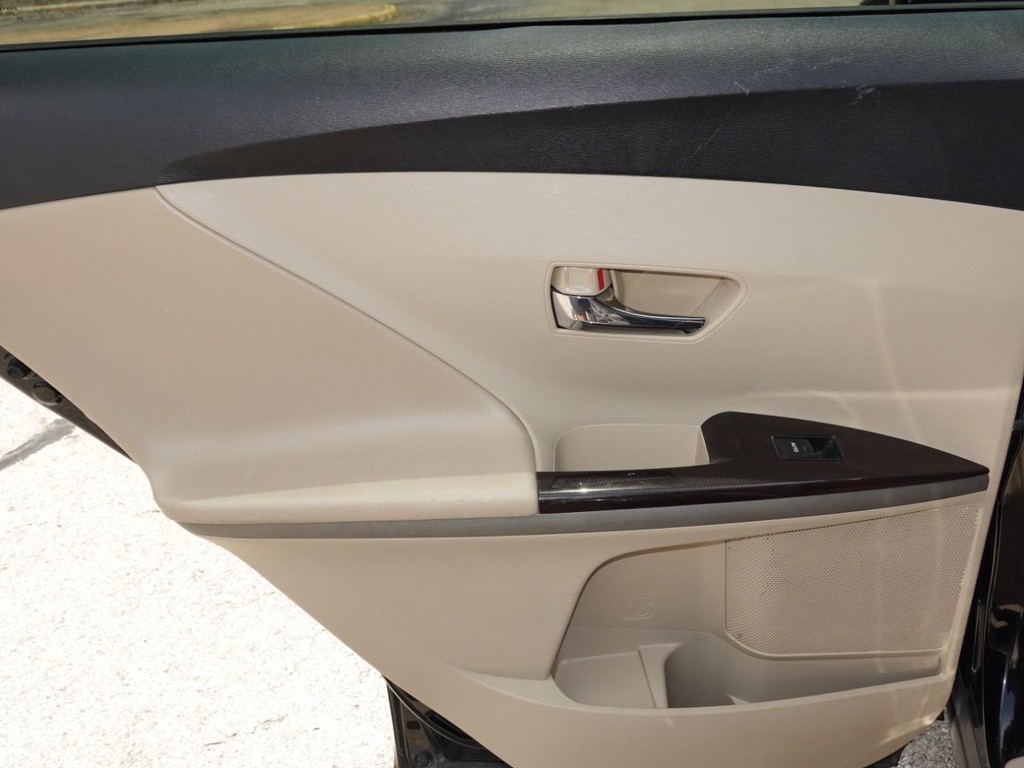 Toyota Venza Vehicle Full-screen Gallery Image 20