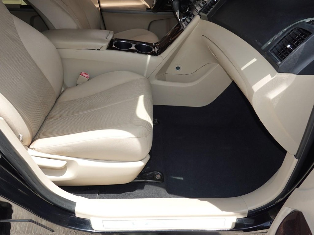 Toyota Venza Vehicle Full-screen Gallery Image 22