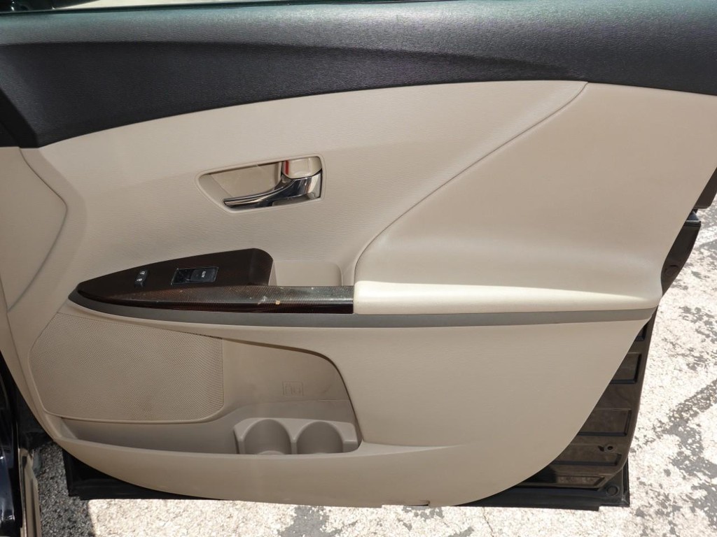 Toyota Venza Vehicle Full-screen Gallery Image 23