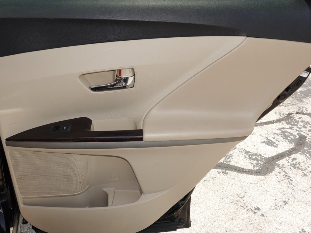 Toyota Venza Vehicle Full-screen Gallery Image 25