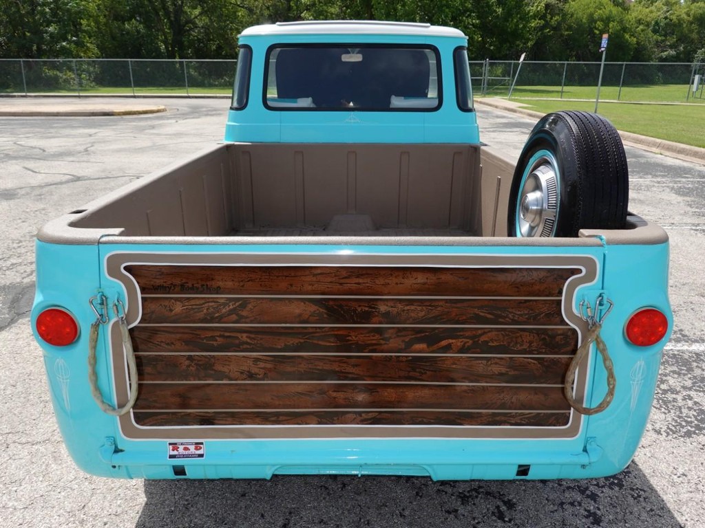 Ford E-100 Vehicle Full-screen Gallery Image 06