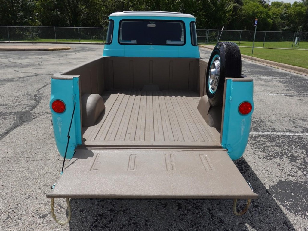 Ford E-100 Vehicle Full-screen Gallery Image 07