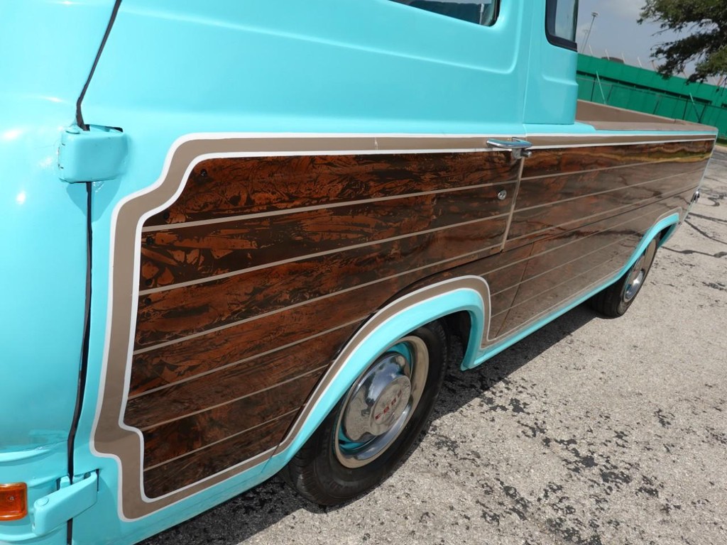 Ford E-100 Vehicle Full-screen Gallery Image 12