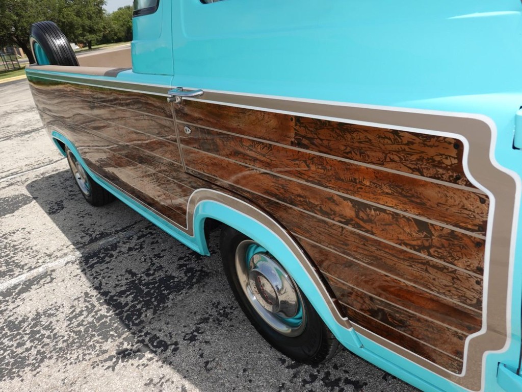 Ford E-100 Vehicle Full-screen Gallery Image 13