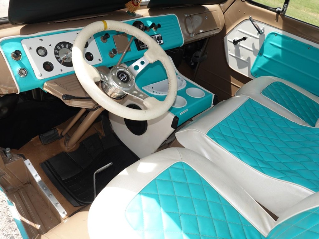 Ford E-100 Vehicle Full-screen Gallery Image 18