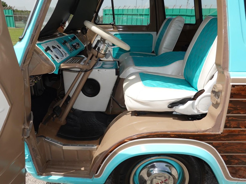 Ford E-100 Vehicle Full-screen Gallery Image 19