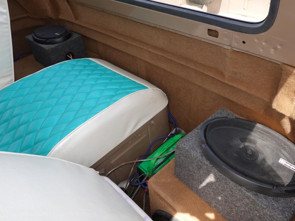 Ford E-100 Vehicle Full-screen Gallery Image 21