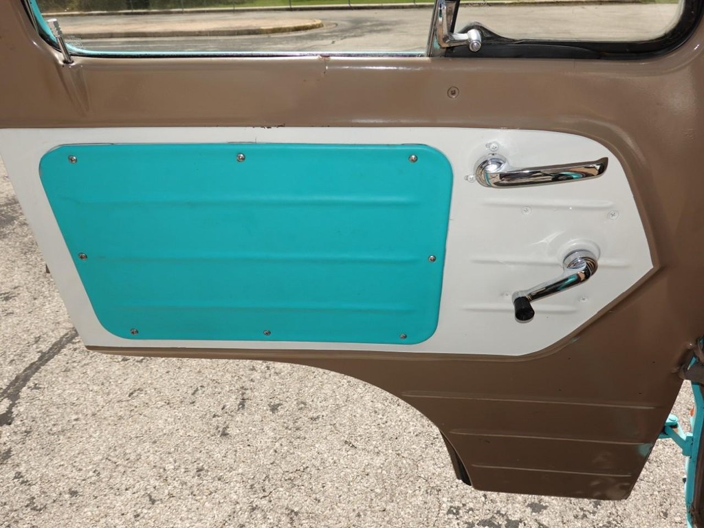 Ford E-100 Vehicle Full-screen Gallery Image 22
