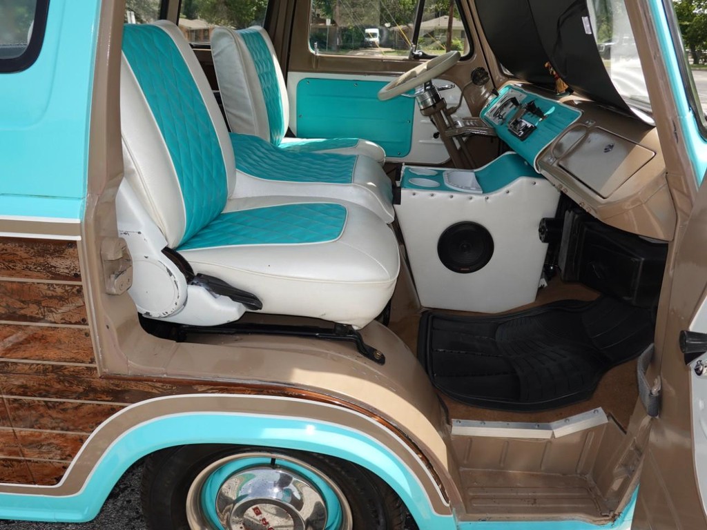Ford E-100 Vehicle Full-screen Gallery Image 24