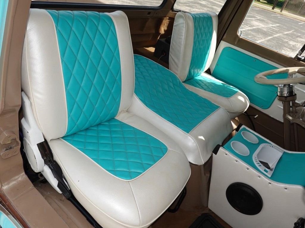 Ford E-100 Vehicle Full-screen Gallery Image 25