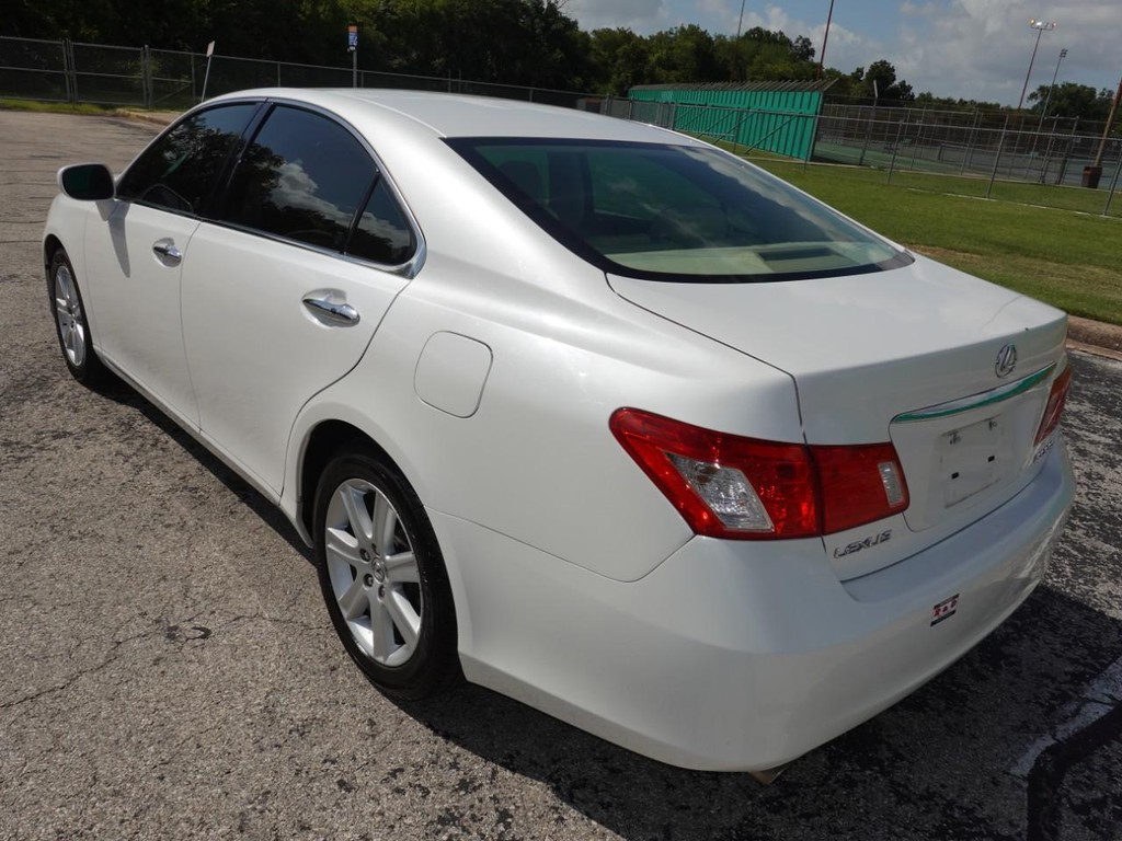 Lexus ES 350 Vehicle Full-screen Gallery Image 05