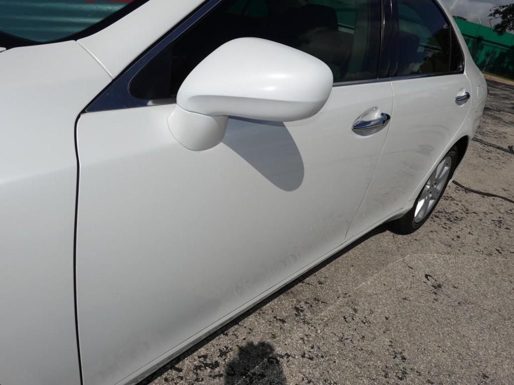 Lexus ES 350 Vehicle Full-screen Gallery Image 10