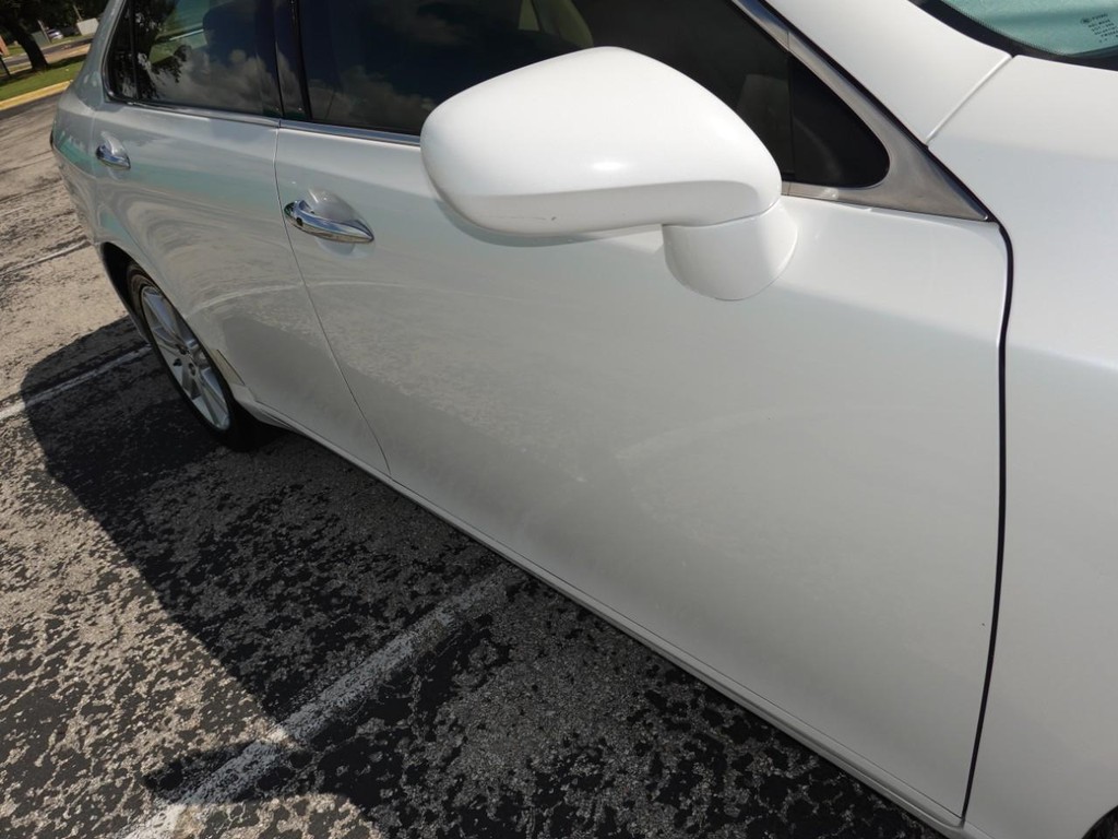 Lexus ES 350 Vehicle Full-screen Gallery Image 11