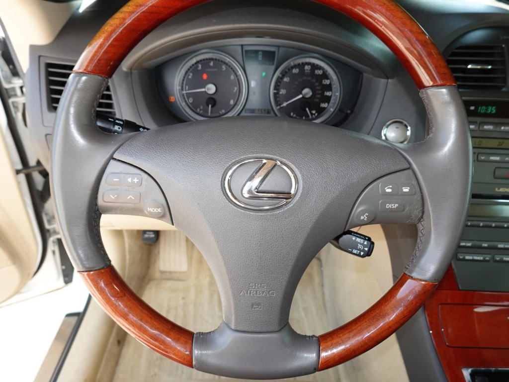 Lexus ES 350 Vehicle Full-screen Gallery Image 13