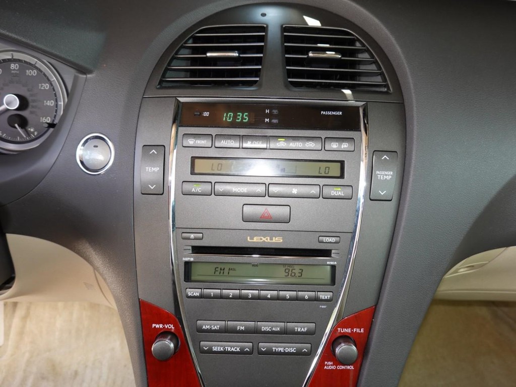 Lexus ES 350 Vehicle Full-screen Gallery Image 14