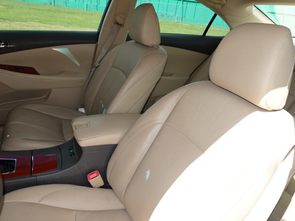 Lexus ES 350 Vehicle Full-screen Gallery Image 15