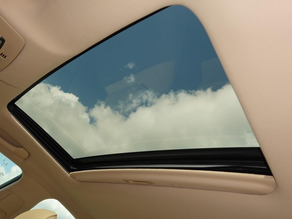 Lexus ES 350 Vehicle Full-screen Gallery Image 16