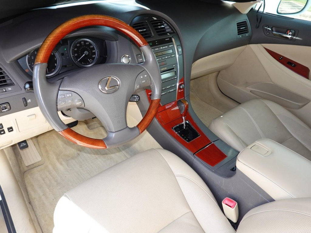 Lexus ES 350 Vehicle Full-screen Gallery Image 17