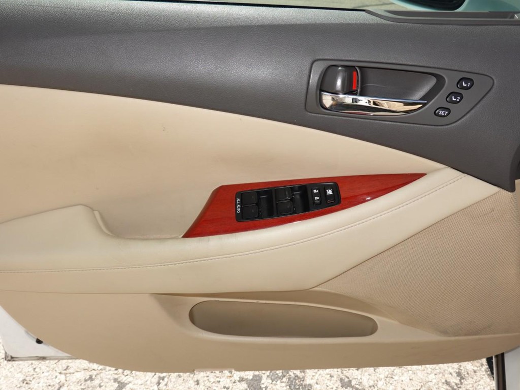 Lexus ES 350 Vehicle Full-screen Gallery Image 18