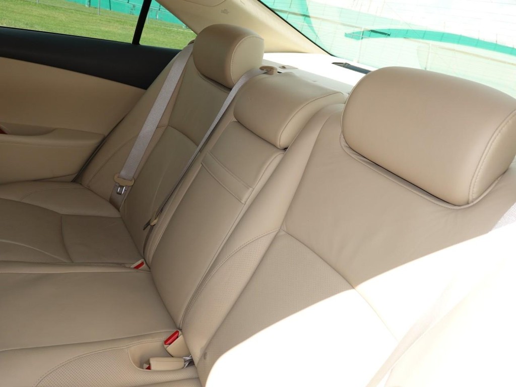Lexus ES 350 Vehicle Full-screen Gallery Image 19
