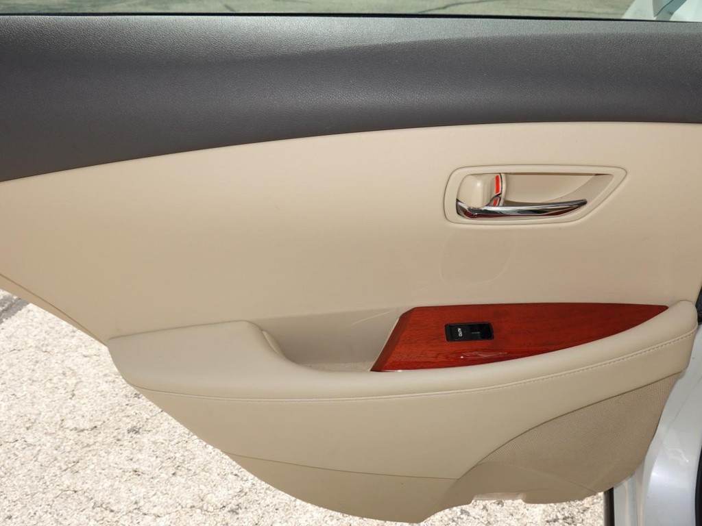 Lexus ES 350 Vehicle Full-screen Gallery Image 20