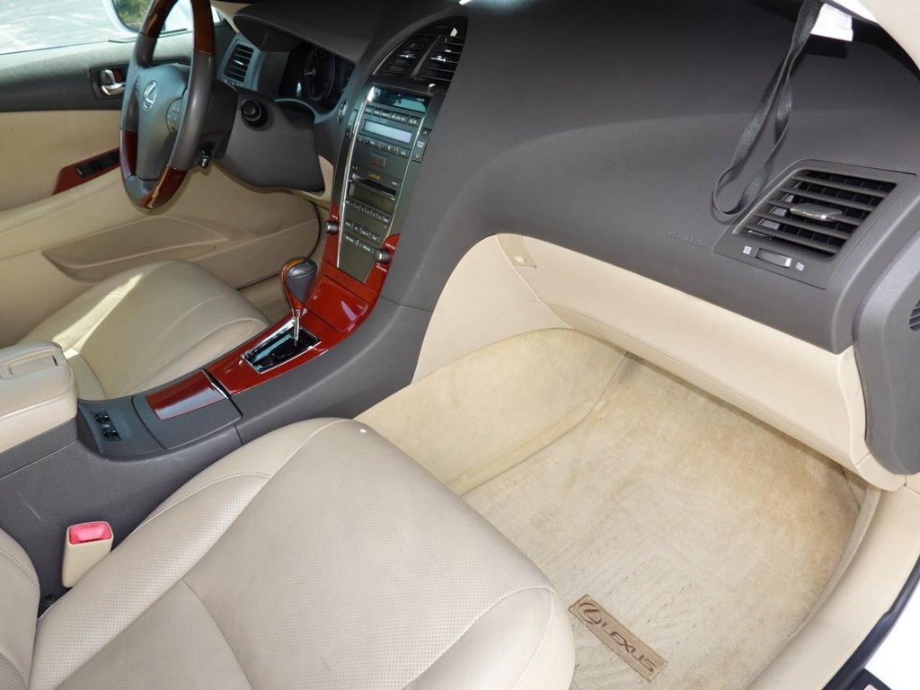 Lexus ES 350 Vehicle Full-screen Gallery Image 21
