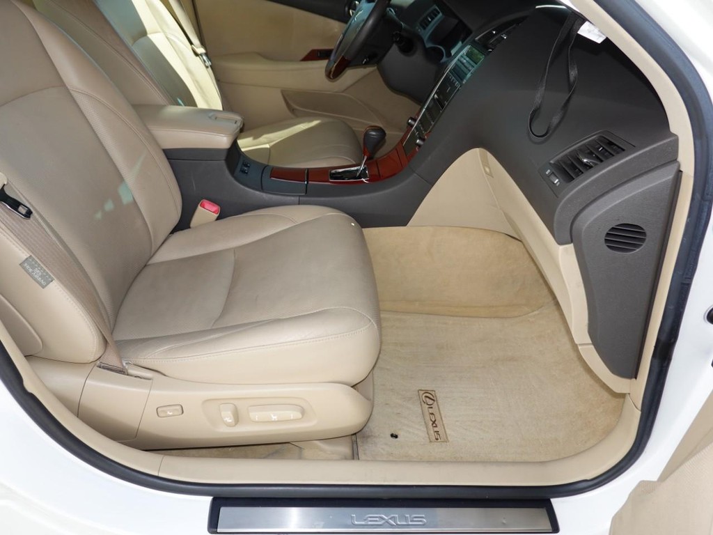 Lexus ES 350 Vehicle Full-screen Gallery Image 22