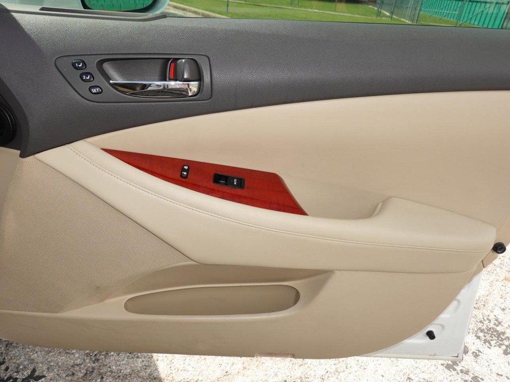 Lexus ES 350 Vehicle Full-screen Gallery Image 23
