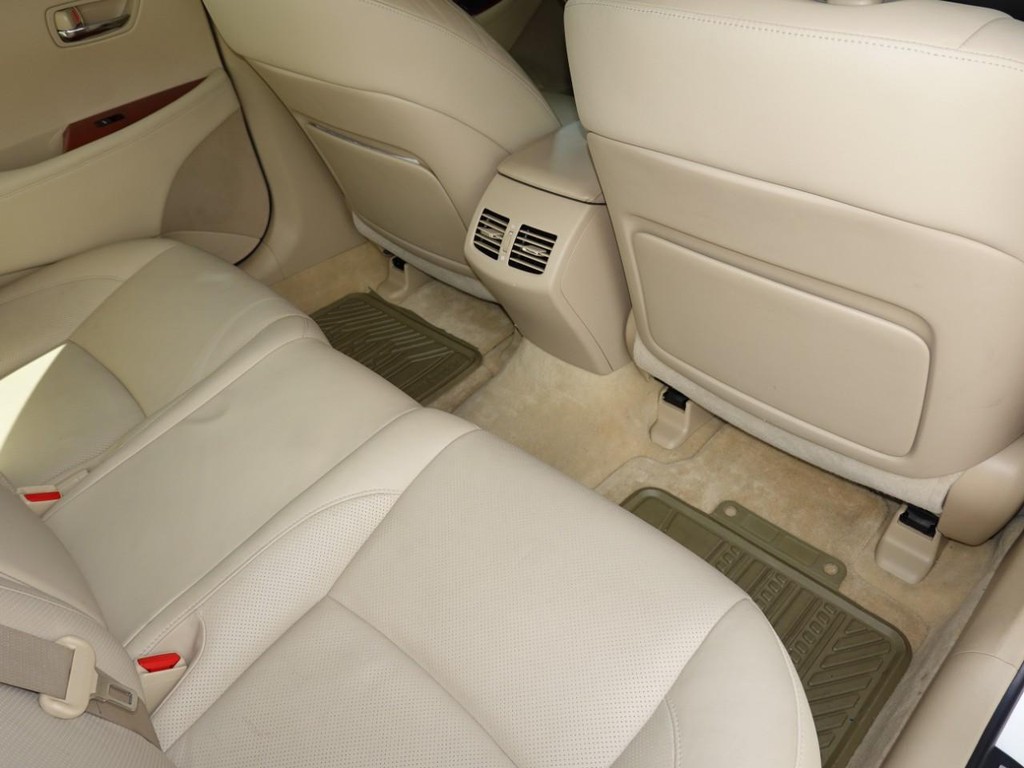 Lexus ES 350 Vehicle Full-screen Gallery Image 24