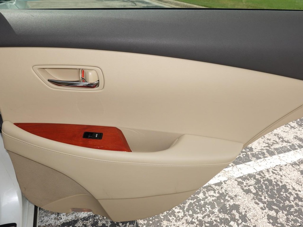 Lexus ES 350 Vehicle Full-screen Gallery Image 25