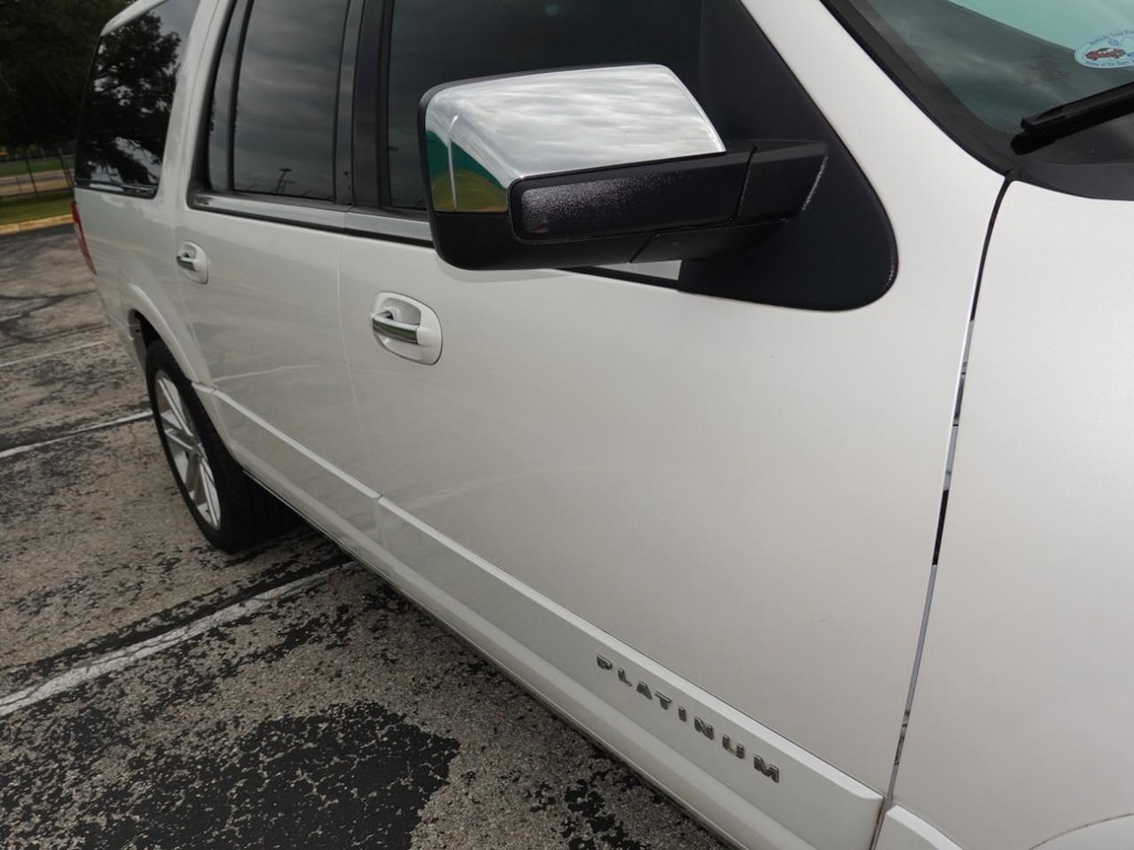 Ford Expedition EL Vehicle Full-screen Gallery Image 11