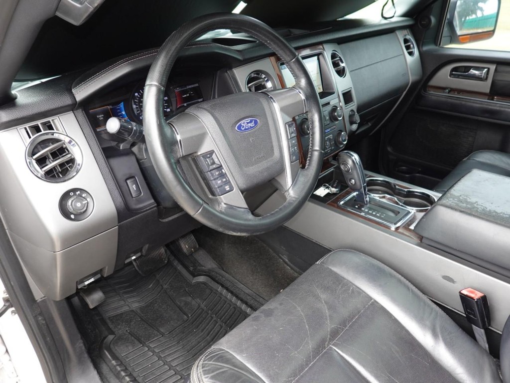 Ford Expedition EL Vehicle Full-screen Gallery Image 18