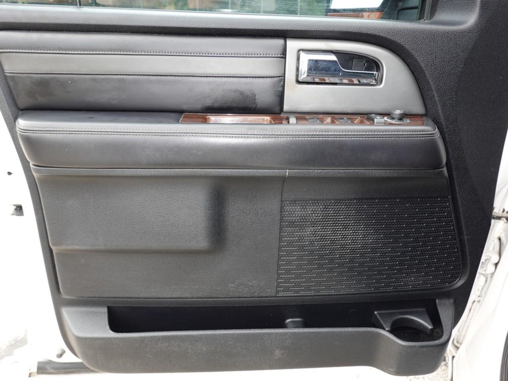 Ford Expedition EL Vehicle Full-screen Gallery Image 19