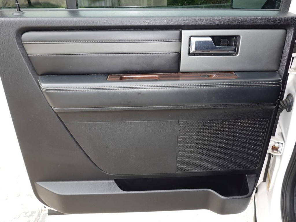 Ford Expedition EL Vehicle Full-screen Gallery Image 22