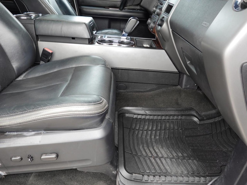 Ford Expedition EL Vehicle Full-screen Gallery Image 24