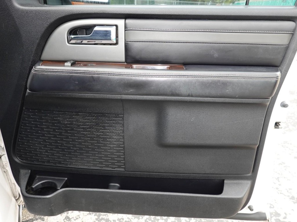 Ford Expedition EL Vehicle Full-screen Gallery Image 25