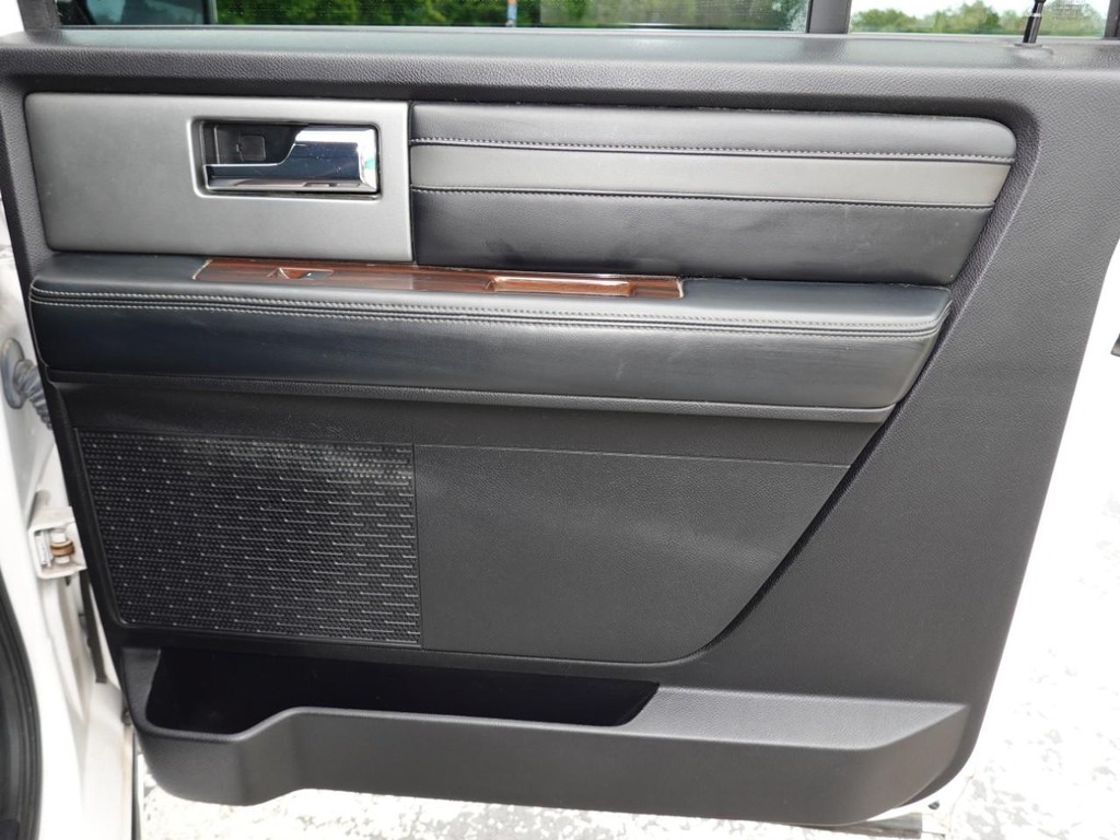 Ford Expedition EL Vehicle Full-screen Gallery Image 27