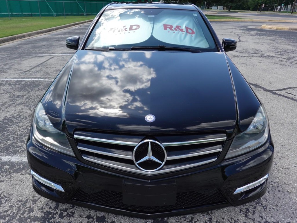Mercedes-Benz C-Class Vehicle Full-screen Gallery Image 02