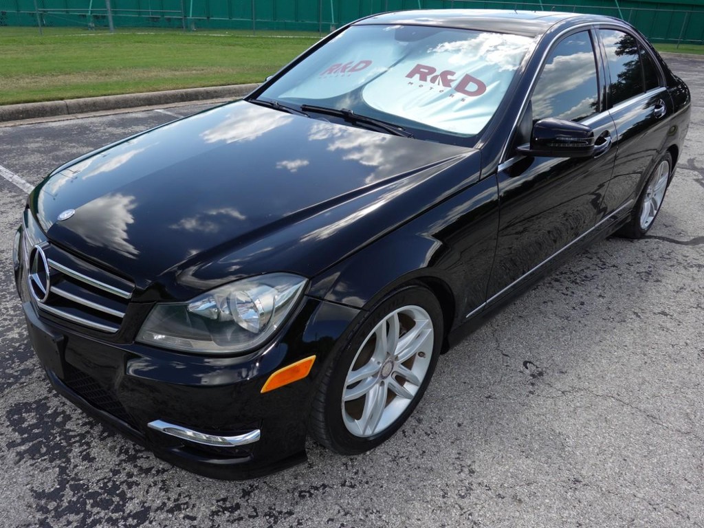 Mercedes-Benz C-Class Vehicle Full-screen Gallery Image 03